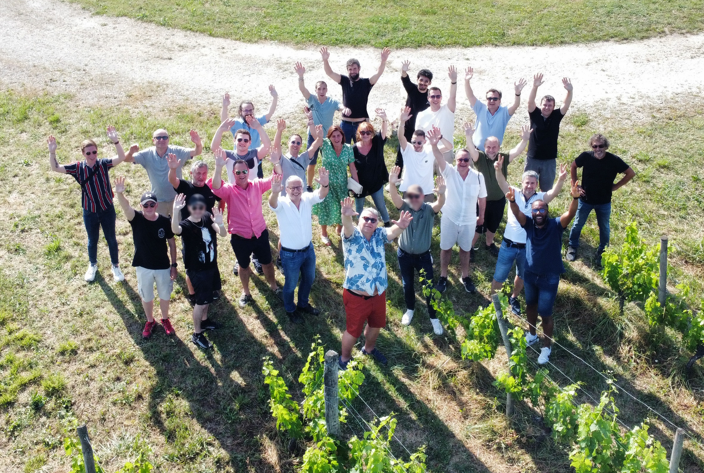 Team spirit Equipe att pendant le séminaire 2023 au milieu de vigne
